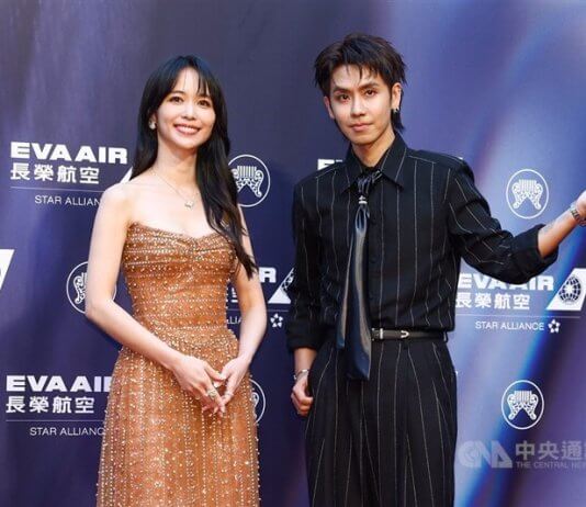 Nagrade »Golden Melody« 2026 Foto: Voditelja televizijske oddaje »Hakka« Chen Ming-chu in Agoo Lu pozirata na rdeči preprogi ob slovesnosti podelitve 37. nagrad »Golden Melody, CNA.