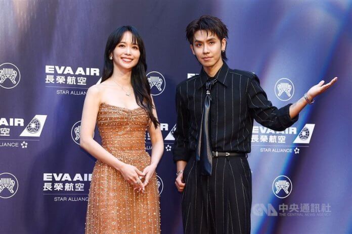 Foto: Voditelja televizijske oddaje »Hakka« Chen Ming-chu in Agoo Lu pozirata na rdeči preprogi ob slovesnosti podelitve 37. nagrad »Golden Melody, CNA. Foto: Voditelja televizijske oddaje »Hakka« Chen Ming-chu in Agoo Lu pozirata na rdeči preprogi ob slovesnosti podelitve 37. nagrad »Golden Melody, CNA.