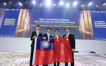 Tajvan osvojil 1 zlato in 2 srebrni medalji na mednarodni olimpijadi iz informatike Štiričlanska tajvanska reprezentanca na Mednarodni olimpijadi iz informatike v Taškentu v Uzbekistanu. Foto: Ministrstvo za izobraževanje.