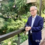 Tajvanski minister za kulturo na turneji po Evropi Tajvanski minister za kulturo Li Yuan pozira med nedeljskim obiskom londonskega centra umetnosti Barbican.