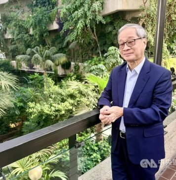 Tajvanski minister za kulturo na turneji po Evropi Tajvanski minister za kulturo Li Yuan pozira med nedeljskim obiskom londonskega centra umetnosti Barbican.