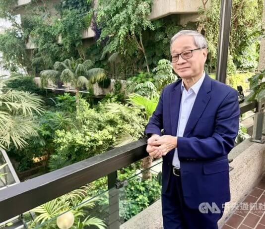 Tajvanski minister za kulturo na turneji po Evropi Tajvanski minister za kulturo Li Yuan pozira med nedeljskim obiskom londonskega centra umetnosti Barbican.
