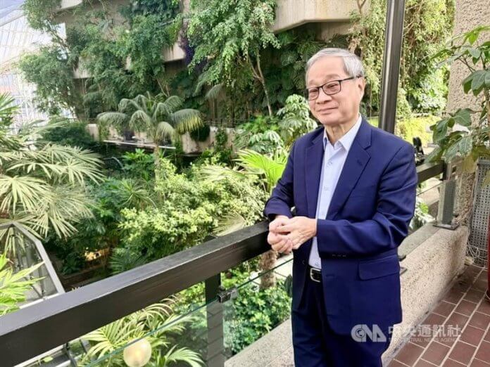 Tajvanski minister za kulturo Li Yuan pozira med nedeljskim obiskom londonskega centra umetnosti Barbican. Tajvanski minister za kulturo Li Yuan pozira med nedeljskim obiskom londonskega centra umetnosti Barbican.