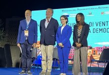 Podpredsednica Hsiao med obiskom v Italiji opaža vse večje zanimanje za Tajvan Podpredsednica Hsiao Bi-khim (druga z desne), podpredsednica Evropskega parlamenta Pina Picierno (prva z desne) in nekdanji italijanski podsekretar za zunanje zadeve Gianni Vernetti (drugi z leve) med obiskom Evropske konference za svobodo in demokracijo na italijanskem otoku Ventotenu.