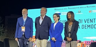 Podpredsednica Hsiao med obiskom v Italiji opaža vse večje zanimanje za Tajvan Podpredsednica Hsiao Bi-khim (druga z desne), podpredsednica Evropskega parlamenta Pina Picierno (prva z desne) in nekdanji italijanski podsekretar za zunanje zadeve Gianni Vernetti (drugi z leve) med obiskom Evropske konference za svobodo in demokracijo na italijanskem otoku Ventotenu.