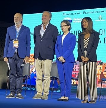 Podpredsednica Hsiao med obiskom v Italiji opaža vse večje zanimanje za Tajvan Podpredsednica Hsiao Bi-khim (druga z desne), podpredsednica Evropskega parlamenta Pina Picierno (prva z desne) in nekdanji italijanski podsekretar za zunanje zadeve Gianni Vernetti (drugi z leve) med obiskom Evropske konference za svobodo in demokracijo na italijanskem otoku Ventotenu.