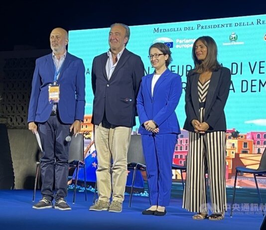 Podpredsednica Hsiao med obiskom v Italiji opaža vse večje zanimanje za Tajvan Podpredsednica Hsiao Bi-khim (druga z desne), podpredsednica Evropskega parlamenta Pina Picierno (prva z desne) in nekdanji italijanski podsekretar za zunanje zadeve Gianni Vernetti (drugi z leve) med obiskom Evropske konference za svobodo in demokracijo na italijanskem otoku Ventotenu.