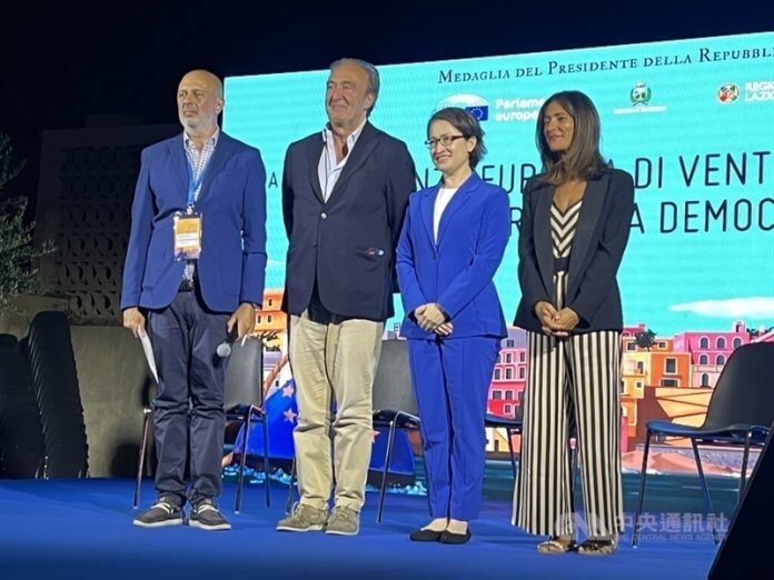 Podpredsednica Hsiao Bi-khim (druga z desne), podpredsednica Evropskega parlamenta Pina Picierno (prva z desne) in nekdanji italijanski podsekretar za zunanje zadeve Gianni Vernetti (drugi z leve) med obiskom Evropske konference za svobodo in demokracijo na italijanskem otoku Ventotenu. Podpredsednica Hsiao Bi-khim (druga z desne), podpredsednica Evropskega parlamenta Pina Picierno (prva z desne) in nekdanji italijanski podsekretar za zunanje zadeve Gianni Vernetti (drugi z leve) med obiskom Evropske konference za svobodo in demokracijo na italijanskem otoku Ventotenu.