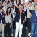 VOLITVE 2026: Voditelji glavnih strank organizirajo shode v podporo kandidatom na lokalnih volitvah Foto: Kandidat za župana stranke DPP, Puma Shen (drugi z desne), je na odru v družbi predsednika Lai Ching-teja (desno) in nekdanje predsednice Tsai Ing-wen (druga z leve) na nedeljski otvoritvi njegovega volilnega štaba v Tajpeju.
