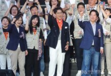 VOLITVE 2026: Voditelji glavnih strank organizirajo shode v podporo kandidatom na lokalnih volitvah Foto: Kandidat za župana stranke DPP, Puma Shen (drugi z desne), je na odru v družbi predsednika Lai Ching-teja (desno) in nekdanje predsednice Tsai Ing-wen (druga z leve) na nedeljski otvoritvi njegovega volilnega štaba v Tajpeju.