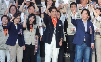 VOLITVE 2026: Voditelji glavnih strank organizirajo shode v podporo kandidatom na lokalnih volitvah Foto: Kandidat za župana stranke DPP, Puma Shen (drugi z desne), je na odru v družbi predsednika Lai Ching-teja (desno) in nekdanje predsednice Tsai Ing-wen (druga z leve) na nedeljski otvoritvi njegovega volilnega štaba v Tajpeju.