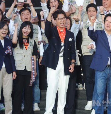 VOLITVE 2026: Voditelji glavnih strank organizirajo shode v podporo kandidatom na lokalnih volitvah Foto: Kandidat za župana stranke DPP, Puma Shen (drugi z desne), je na odru v družbi predsednika Lai Ching-teja (desno) in nekdanje predsednice Tsai Ing-wen (druga z leve) na nedeljski otvoritvi njegovega volilnega štaba v Tajpeju.