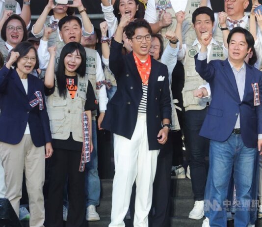 VOLITVE 2026: Voditelji glavnih strank organizirajo shode v podporo kandidatom na lokalnih volitvah Foto: Kandidat za župana stranke DPP, Puma Shen (drugi z desne), je na odru v družbi predsednika Lai Ching-teja (desno) in nekdanje predsednice Tsai Ing-wen (druga z leve) na nedeljski otvoritvi njegovega volilnega štaba v Tajpeju.