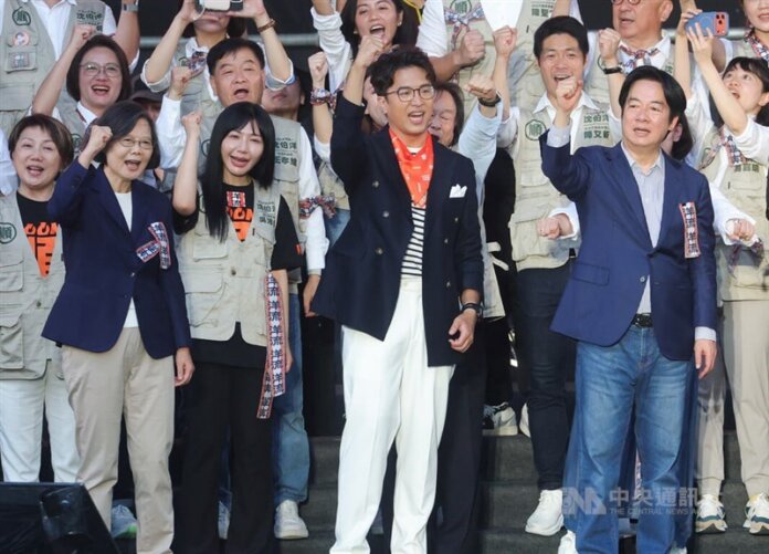 Foto: Kandidat za župana stranke DPP, Puma Shen (drugi z desne), je na odru v družbi predsednika Lai Ching-teja (desno) in nekdanje predsednice Tsai Ing-wen (druga z leve) na nedeljski otvoritvi njegovega volilnega štaba v Tajpeju.