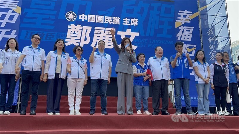 Foto: Predsednica stranke KMT Cheng Li-wun nagovarja volivce na shodu v Taichungu.