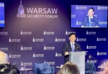 Zunanji minister na forumu v Varšavi promovira »tajvanski model« za odnose z Evropo Foto: Zunanji minister Lin Chia-lung ob uvodnem nagovoru na Varšavskem varnostnem forumu na Poljskem.
