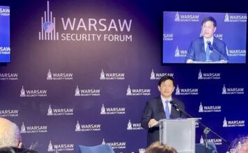 Zunanji minister na forumu v Varšavi promovira »tajvanski model« za odnose z Evropo Foto: Zunanji minister Lin Chia-lung ob uvodnem nagovoru na Varšavskem varnostnem forumu na Poljskem.