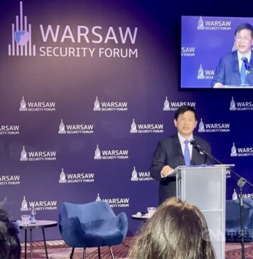 Zunanji minister na forumu v Varšavi promovira »tajvanski model« za odnose z Evropo Foto: Zunanji minister Lin Chia-lung ob uvodnem nagovoru na Varšavskem varnostnem forumu na Poljskem.