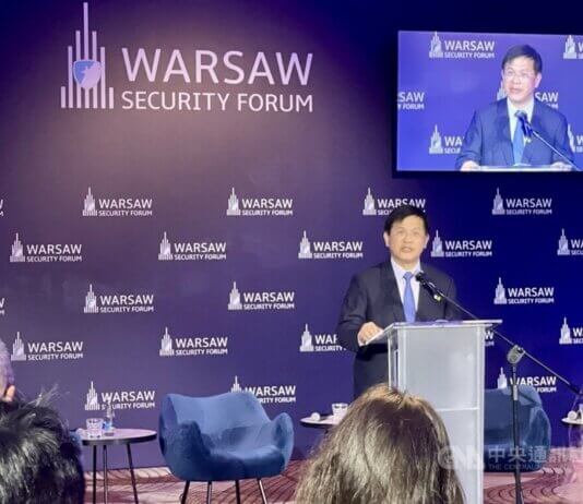 Zunanji minister na forumu v Varšavi promovira »tajvanski model« za odnose z Evropo Foto: Zunanji minister Lin Chia-lung ob uvodnem nagovoru na Varšavskem varnostnem forumu na Poljskem.