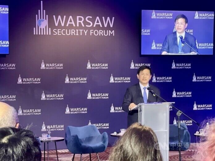 Foto: Zunanji minister Lin Chia-lung ob uvodnem nagovoru na Varšavskem varnostnem forumu na Poljskem. Foto: Zunanji minister Lin Chia-lung ob uvodnem nagovoru na Varšavskem varnostnem forumu na Poljskem.